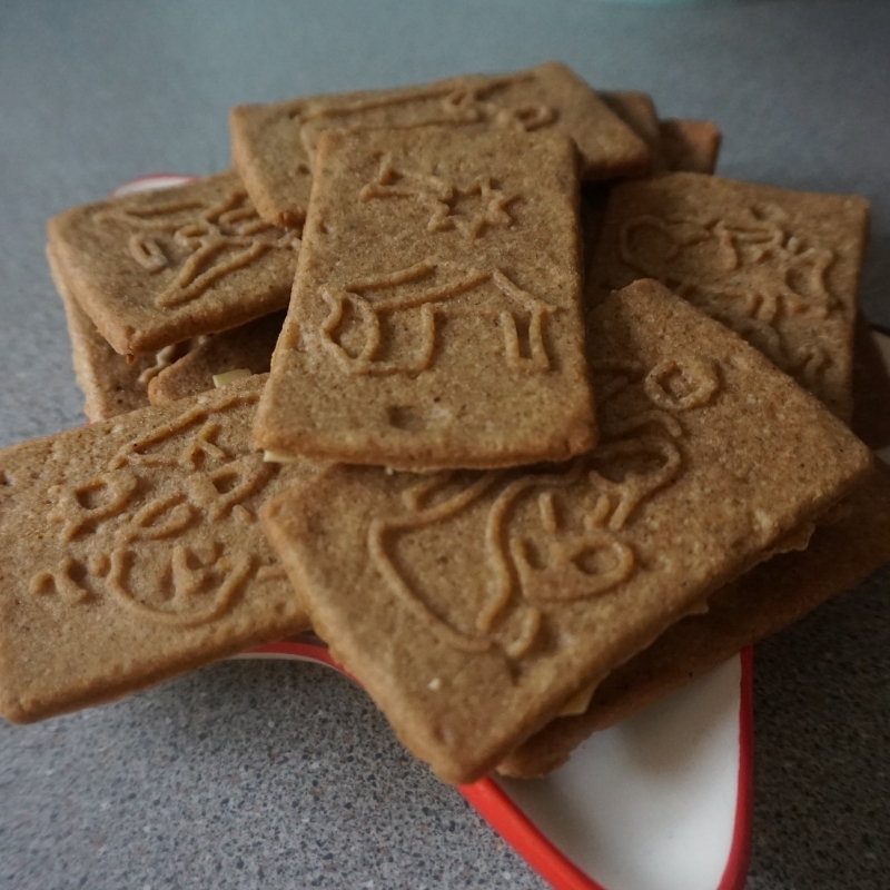 Spectacular Speculaas recipe with a cup of Christmas tisane.